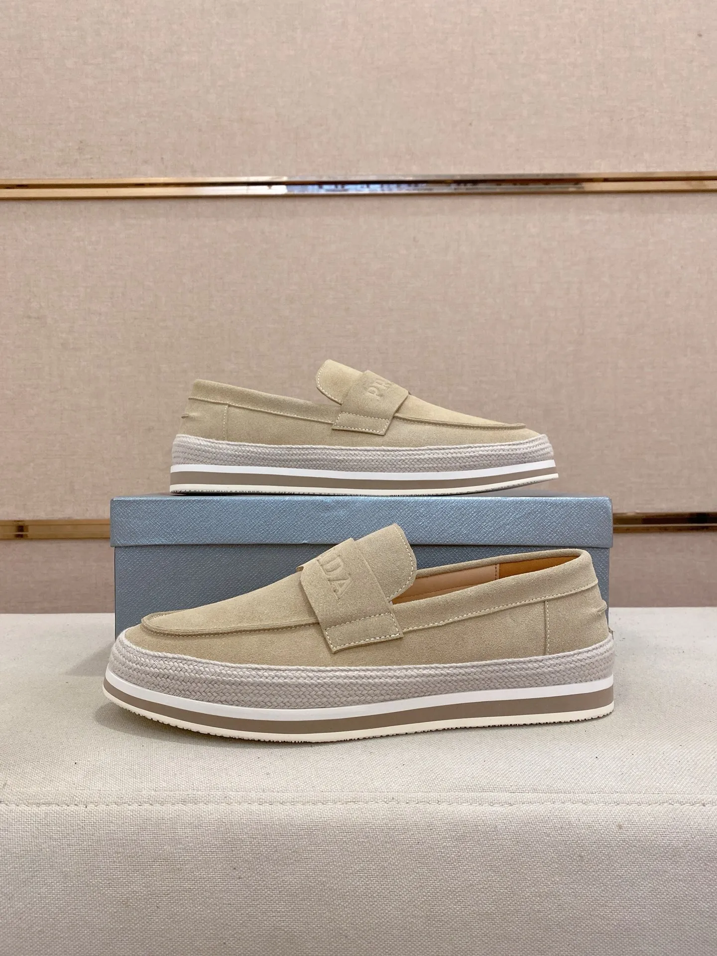 Men's shoes 💰 480💰 ✔️✔️✔️Top high version High-quality new PRADA (Prada) counters are launched at the same time. The new men's shoes and 😘fabrics are purely handmade in Niujing. Lining: Full cowhide lining. 👍🏿High-end☄️Open-molded non-slip rubber outsole, exquisite lines, simple and elegant, comfortable and high-end for leisure travel. Code number: 38-44. Can be customized45